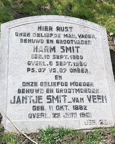 Grafsteen schoongemaakt. Jelle gaat ook nog de letters bijwerken.